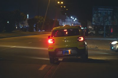 Taxi jaune garé à nuit sur un Abidjan rue