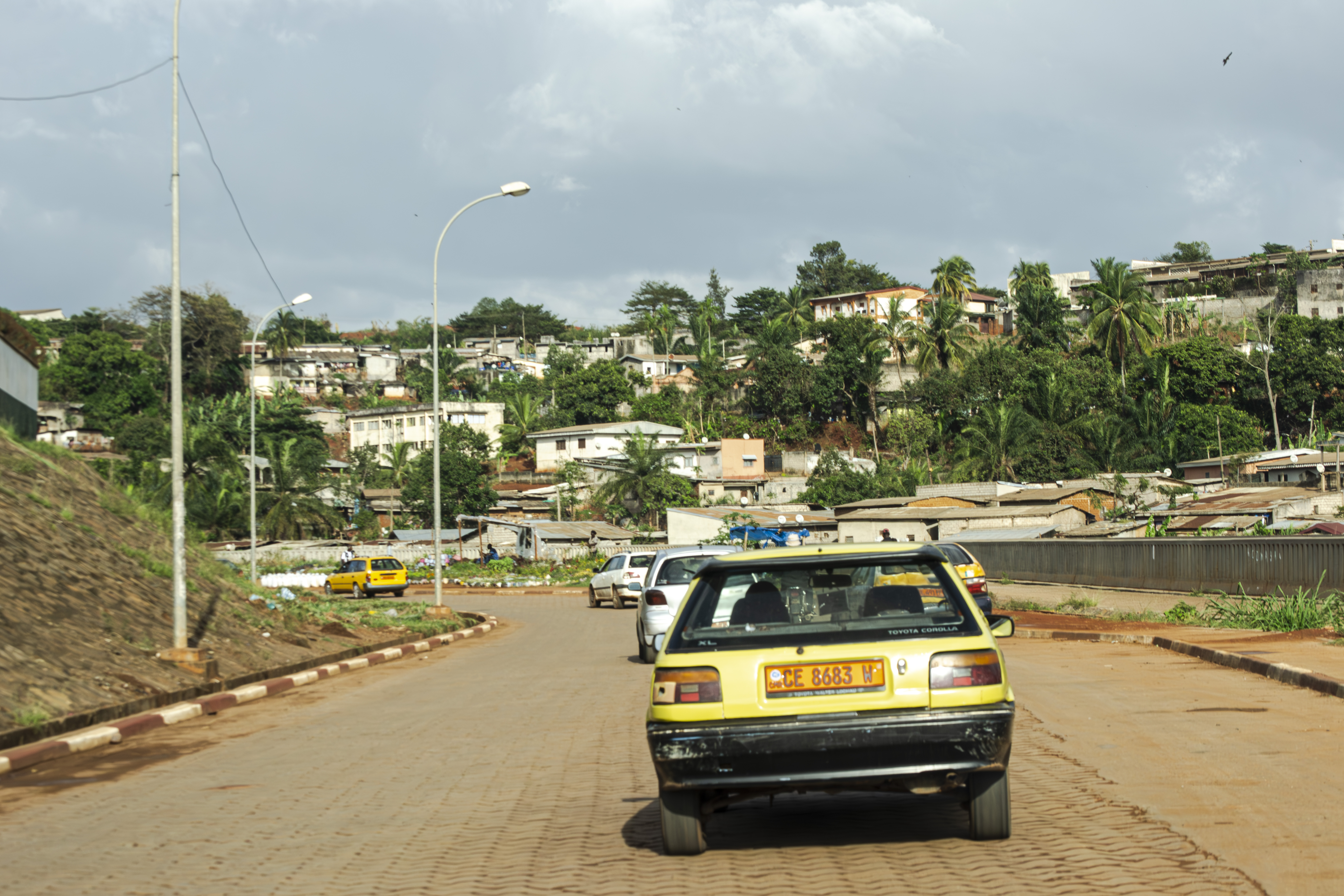 Taxis jaunes sur un pavée rue avec un Paysage urbain à le background à yaounde, Cameroun