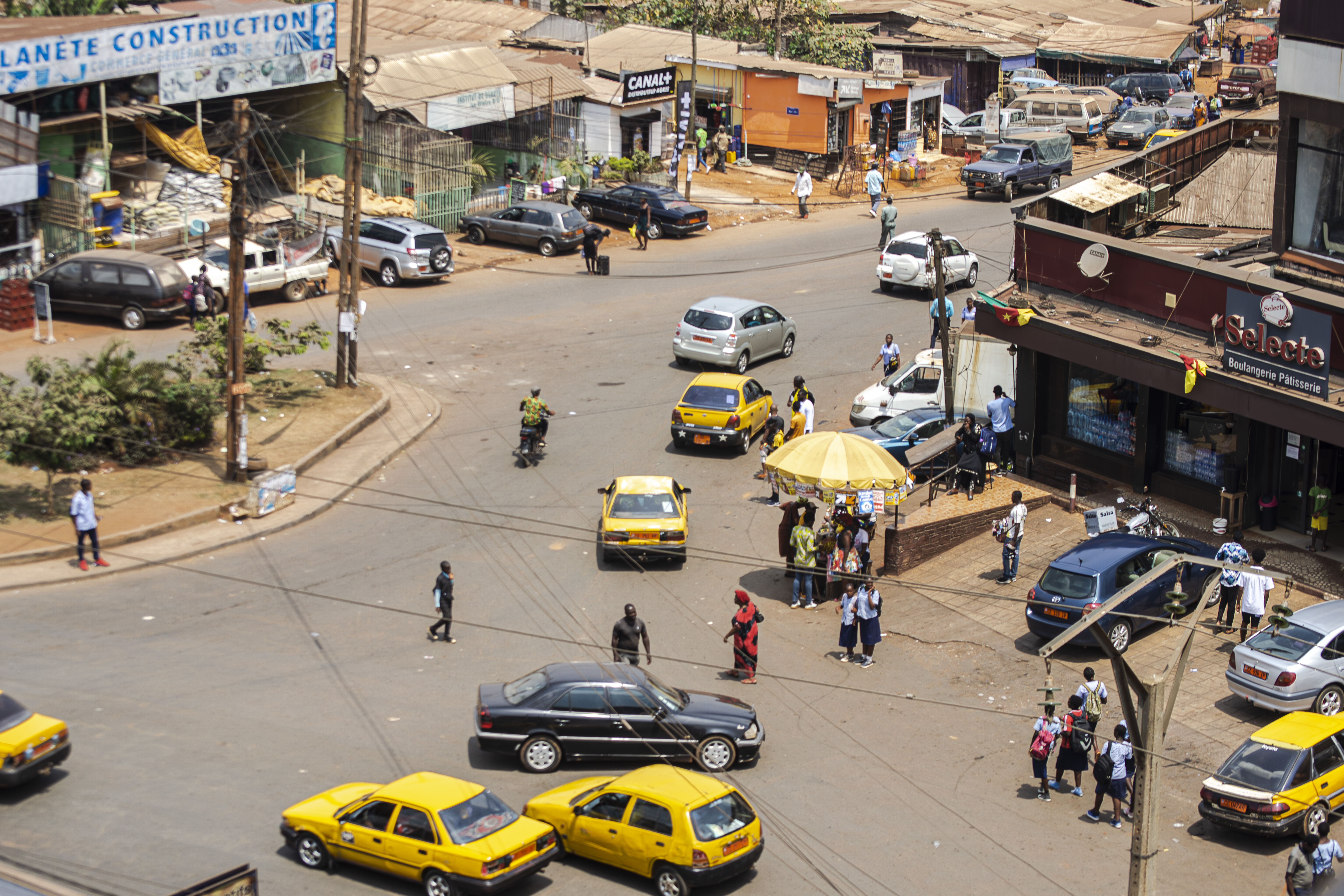Taxis jaunes sur le streets de Cameroun Etoa meki à Yaounde, Cameroun