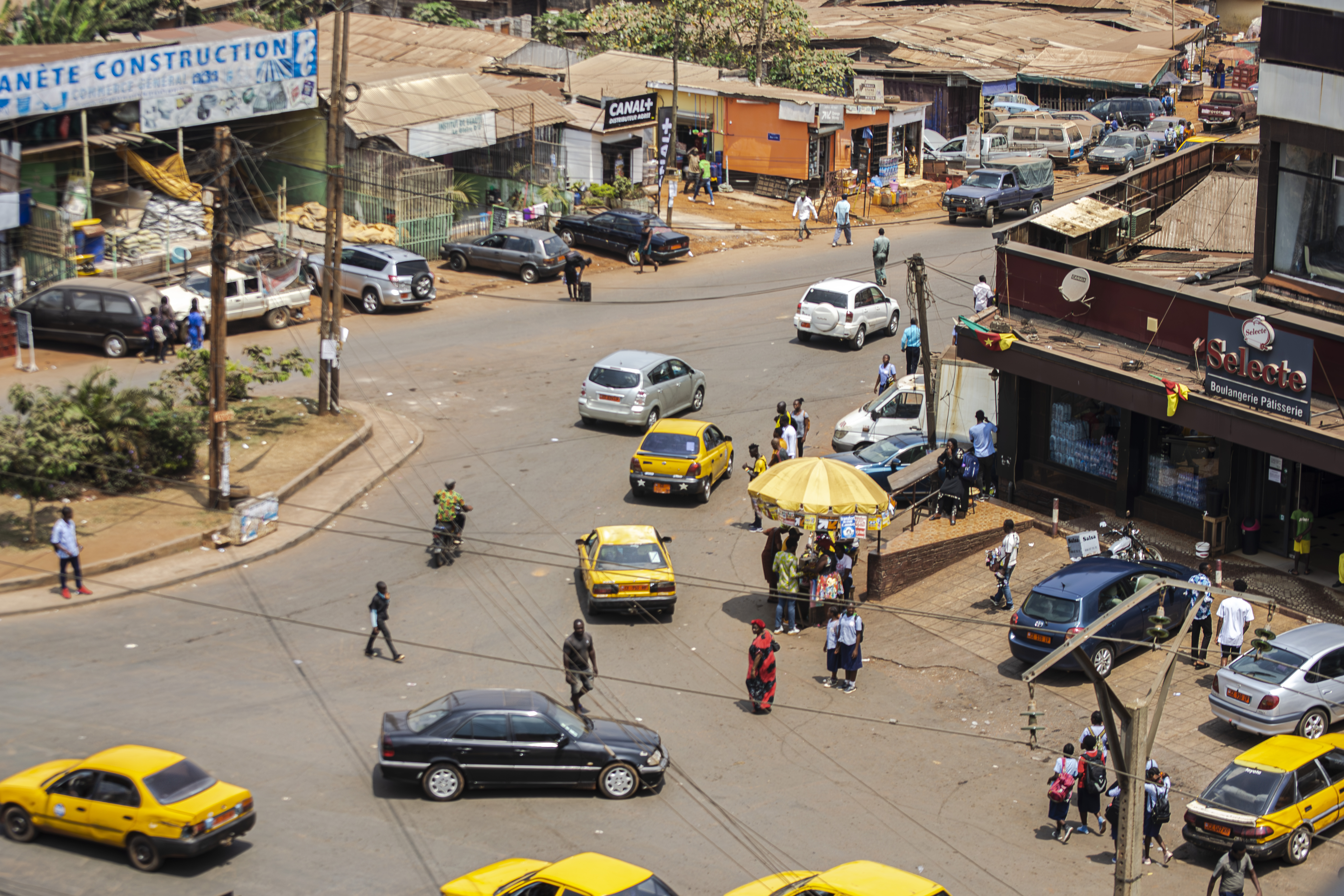 Taxis jaunes sur le streets de Cameroun Etoa meki à Yaounde
