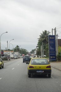 Taxi jaune sur un rue à le city de Abidjan, Côte d'Ivoire 01