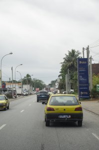 Taxi jaune sur un rue à le city de Abidjan, Côte d'Ivoire