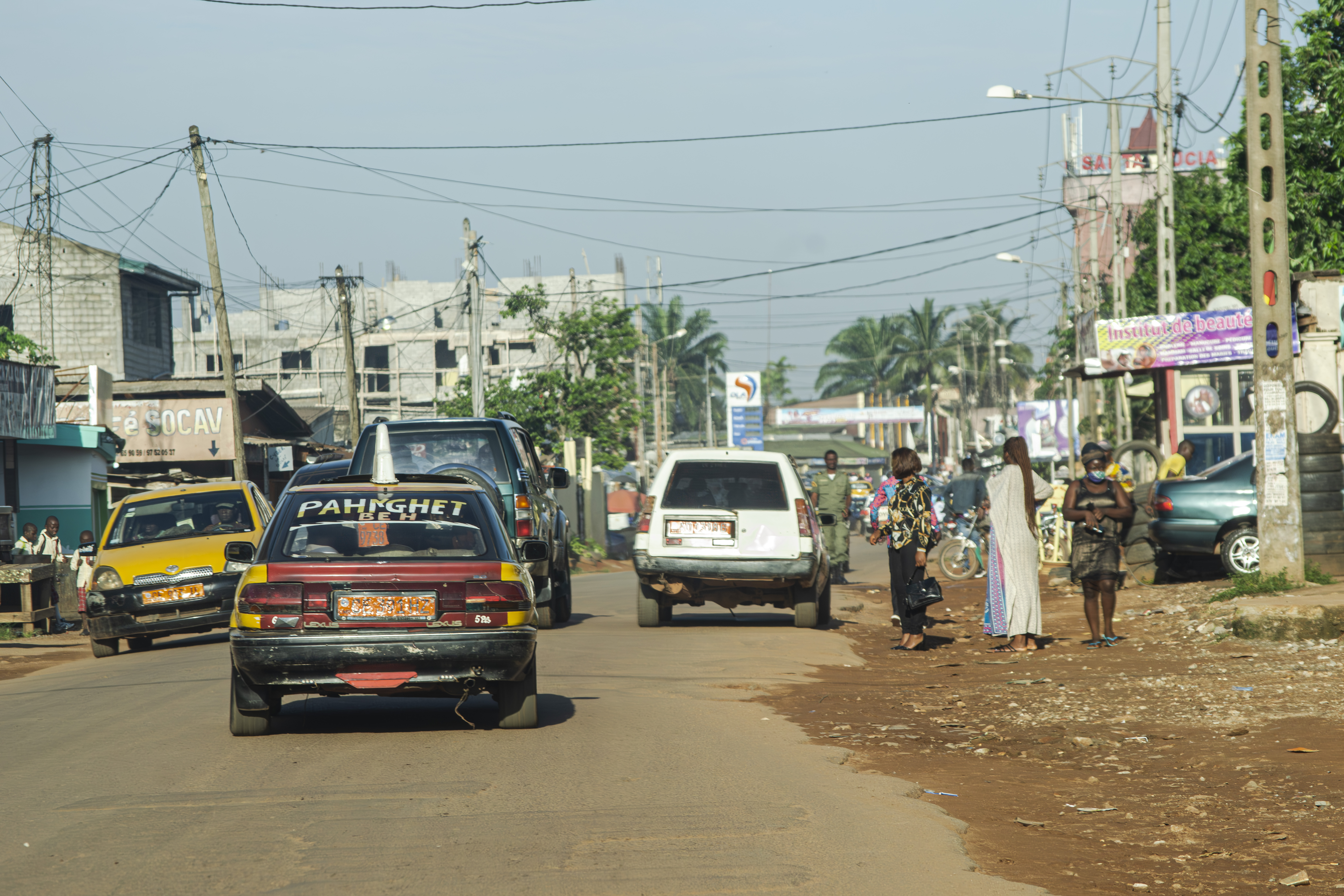 Activités et Taxis jaunes sur un rue à le kodengui quartier de yaounde