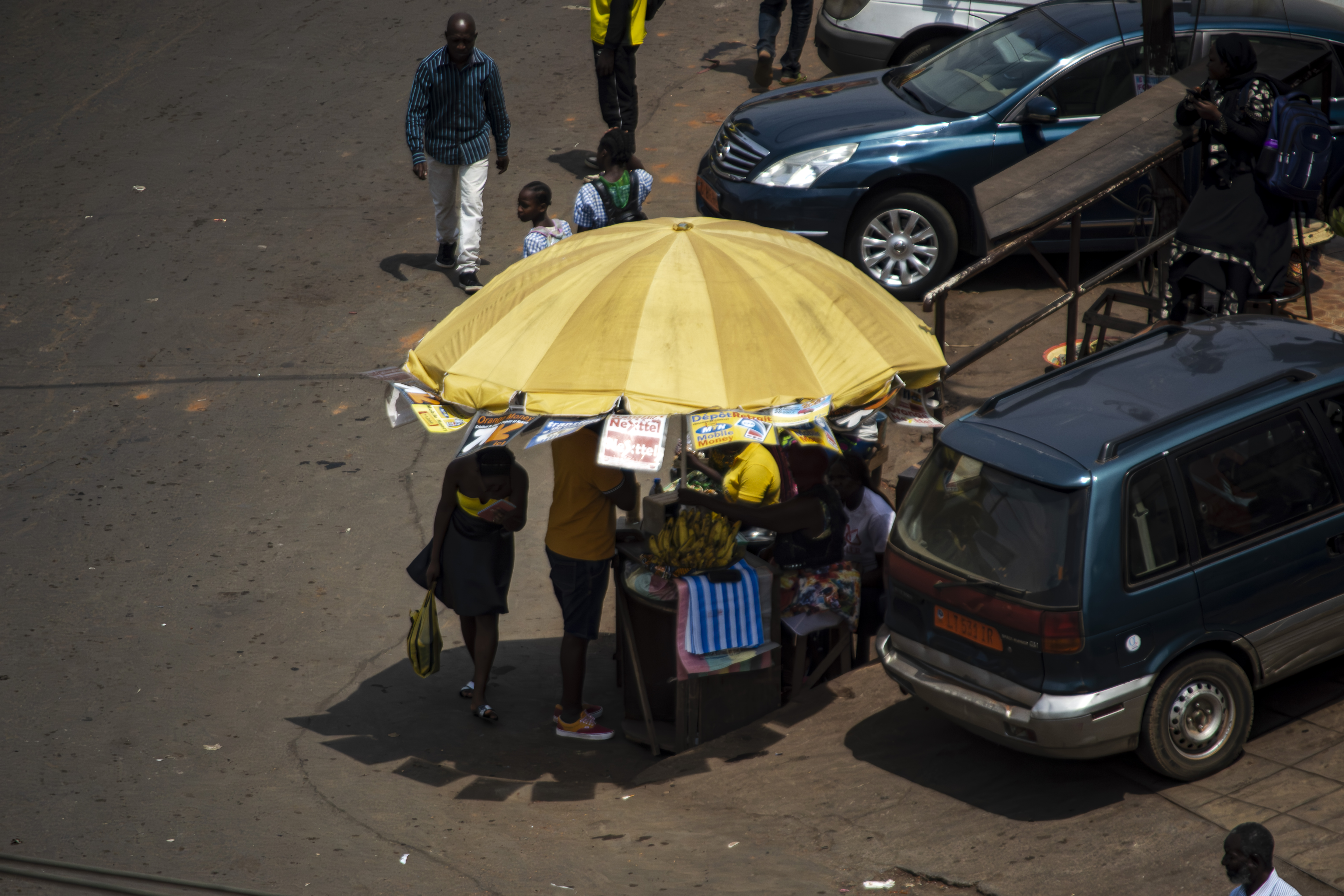 Vue aérienne de un parasol covering un telephone credit seller - callbox et its customers à Yaounde