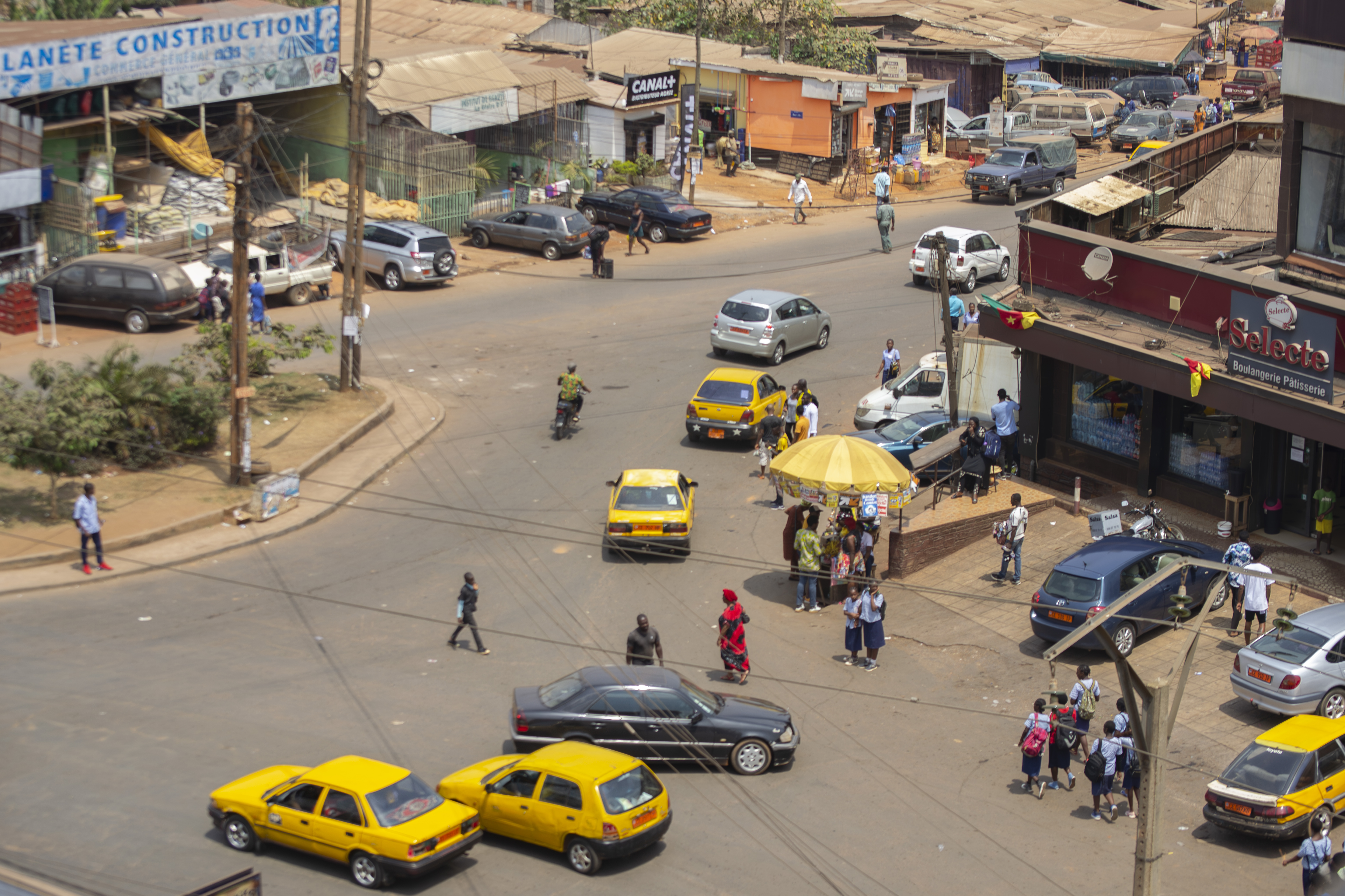 Vue aérienne de activity et Circulation à le etoa meki quartier à yaounde, Cameroun