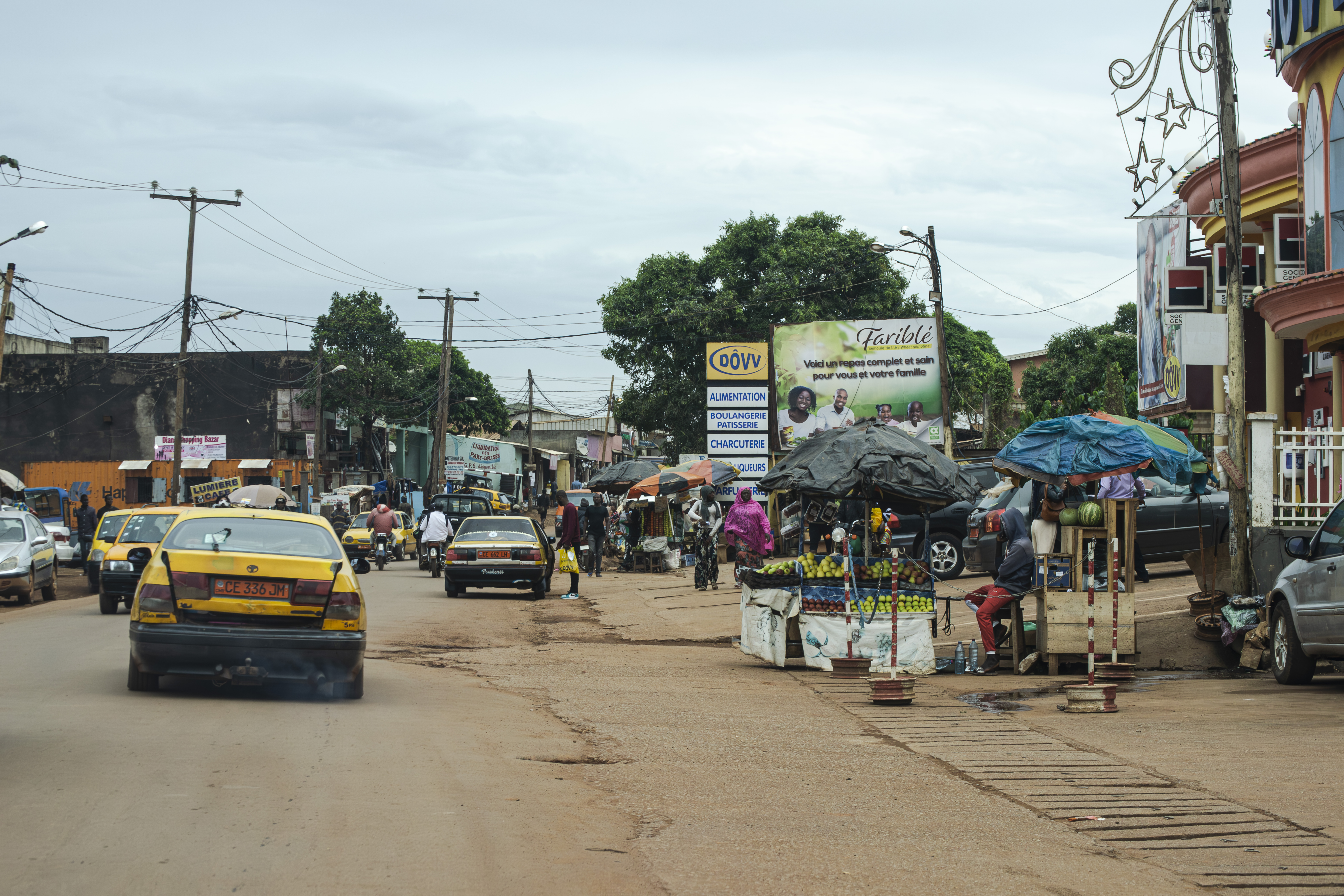 Activités commerciales along un rue à le mango quartier de yaounde, Cameroun