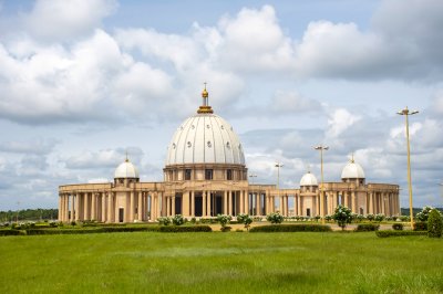 Jardin devant de le Basilique de Notre-Dame de la Paix à Yamoussoukro 01
