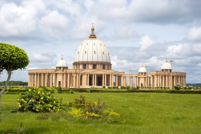 Jardin devant de le Basilique de Notre-Dame de la Paix à Yamoussoukro 02