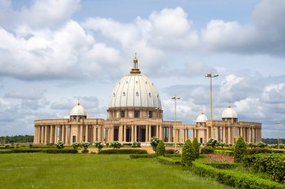Jardin devant de le Basilique de Notre-Dame de la Paix à Yamoussoukro 03