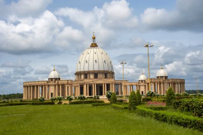Jardin devant de le Basilique de Notre-Dame de la Paix à Yamoussoukro 04