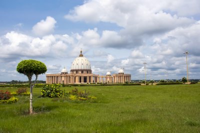 Jardin devant de le Basilique de Notre-Dame de la Paix à Yamoussoukro 05