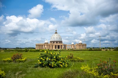 Jardin devant de le Basilique de Notre-Dame de la Paix à Yamoussoukro 06
