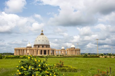 Jardin devant de le Basilique de Notre-Dame de la Paix à Yamoussoukro 07
