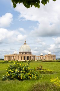 Jardin devant de le Basilique de Notre-Dame de la Paix à Yamoussoukro 08