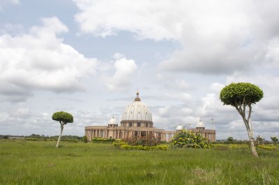 Jardin devant de le Basilique de Notre-Dame de la Paix à Yamoussoukro 09