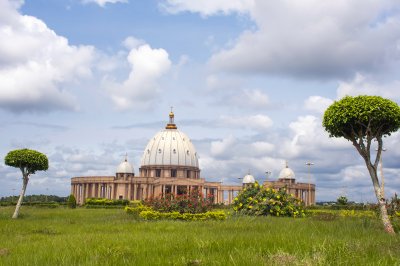 Jardin devant de le Basilique de Notre-Dame de la Paix à Yamoussoukro 10