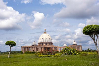 Jardin devant de le Basilique de Notre-Dame de la Paix à Yamoussoukro 11