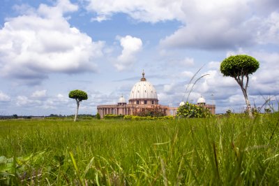 Jardin devant de le Basilique de Notre-Dame de la Paix à Yamoussoukro 12 (2)