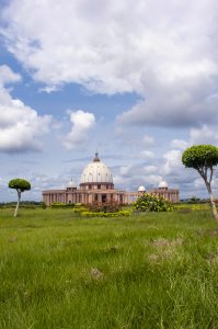 Jardin devant de le Basilique de Notre-Dame de la Paix à Yamoussoukro 12