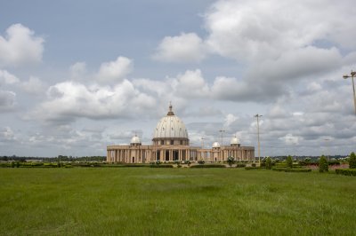 Jardin devant de le Basilique de Notre-Dame de la Paix à Yamoussoukro