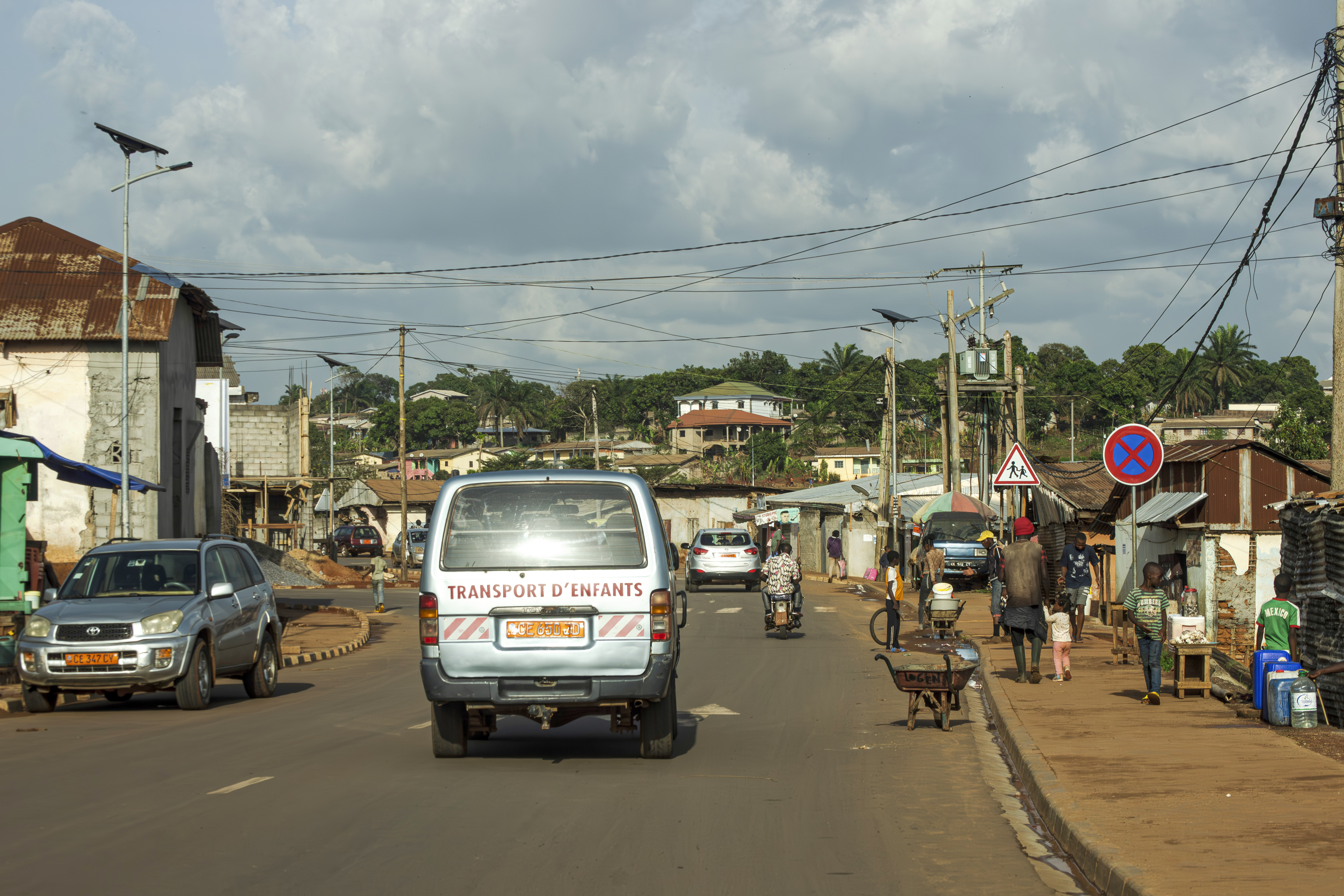 Minibus à un rue à le mvog-bi quartier de yaounde, Cameroun