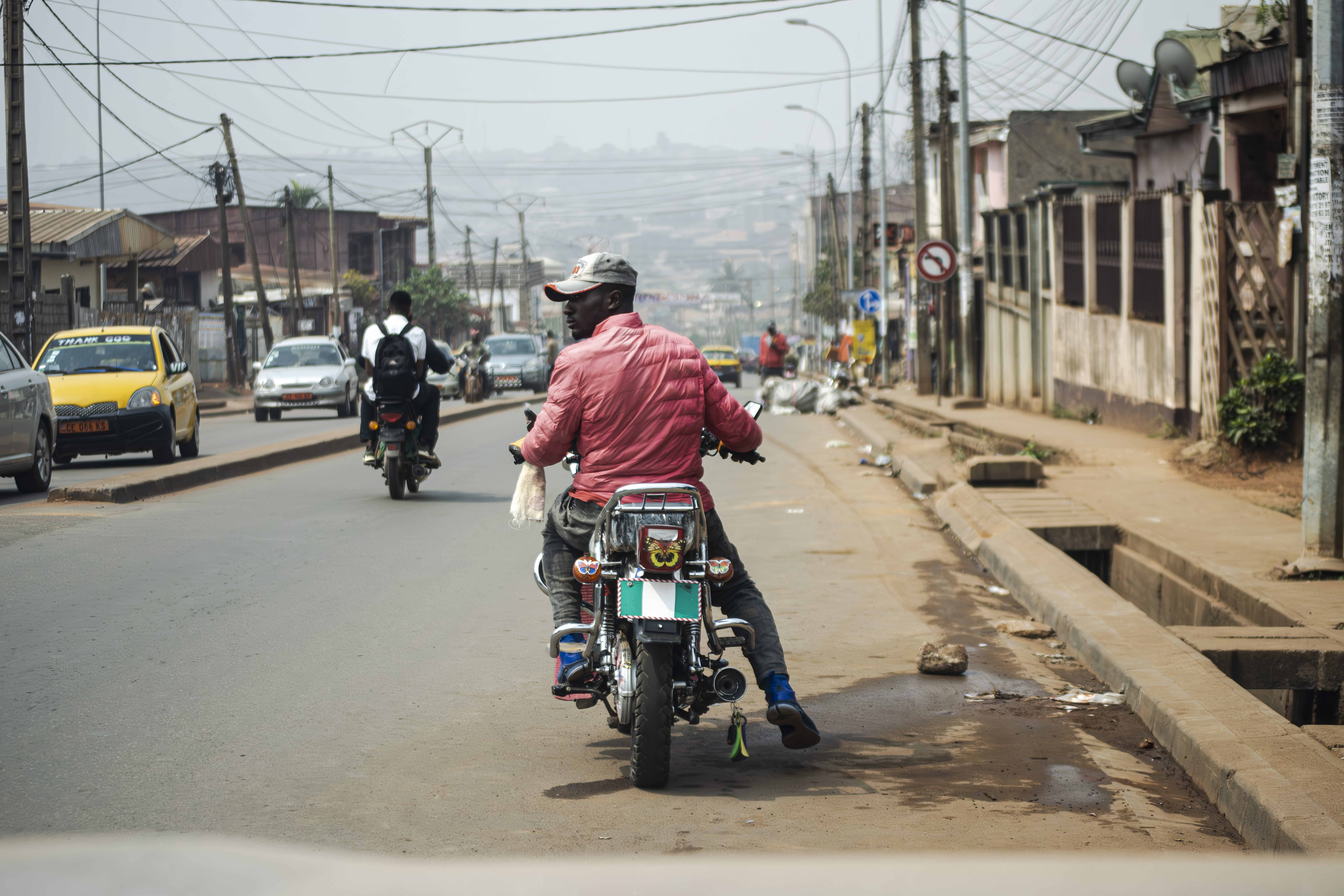Motorbike garé sur le side de le road à le city de Yaounde
