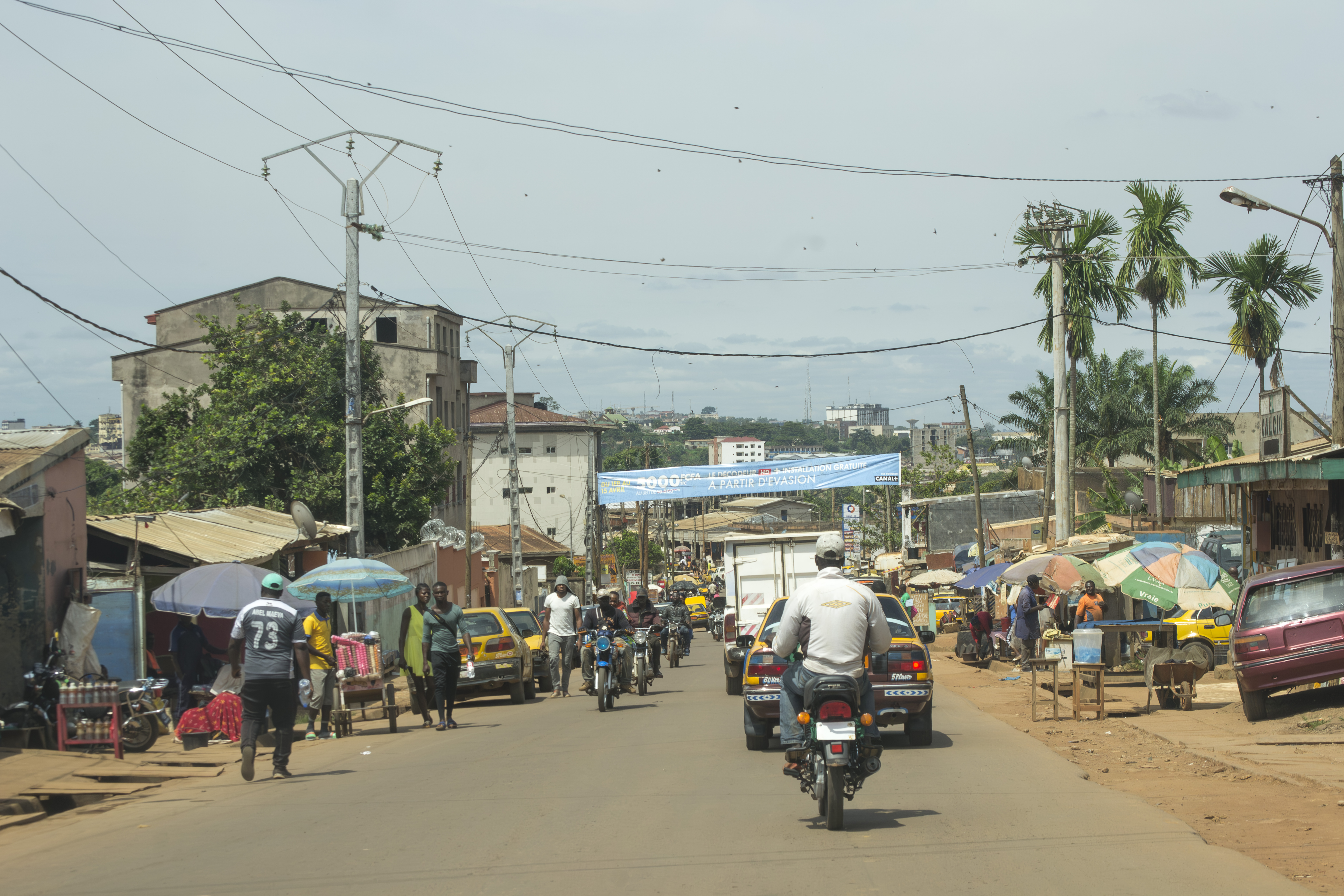 Moto-taxi à un rue à yaounde à le manguier quartier 02