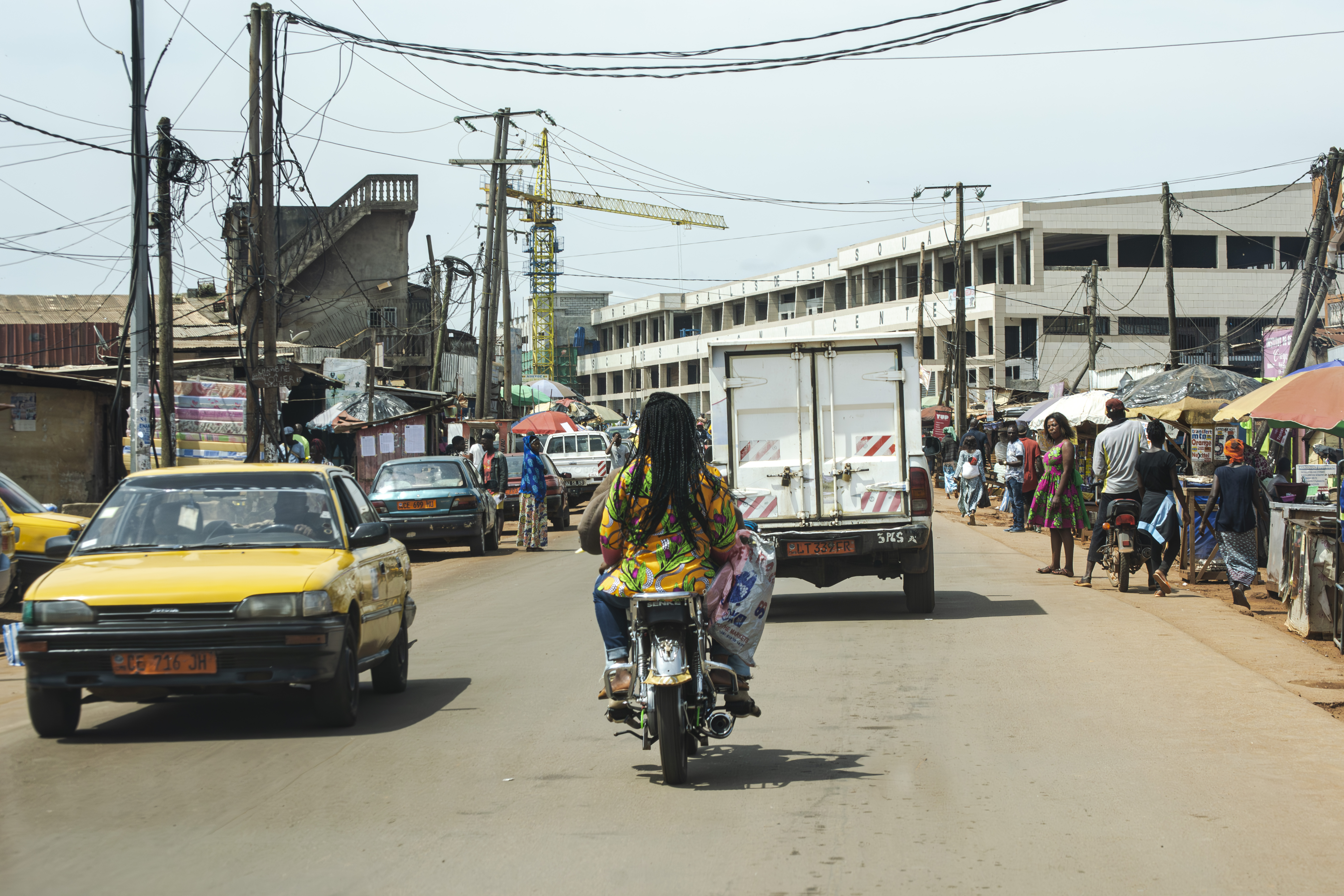 Moto-taxi à un rue à yaounde à le manguier quartier