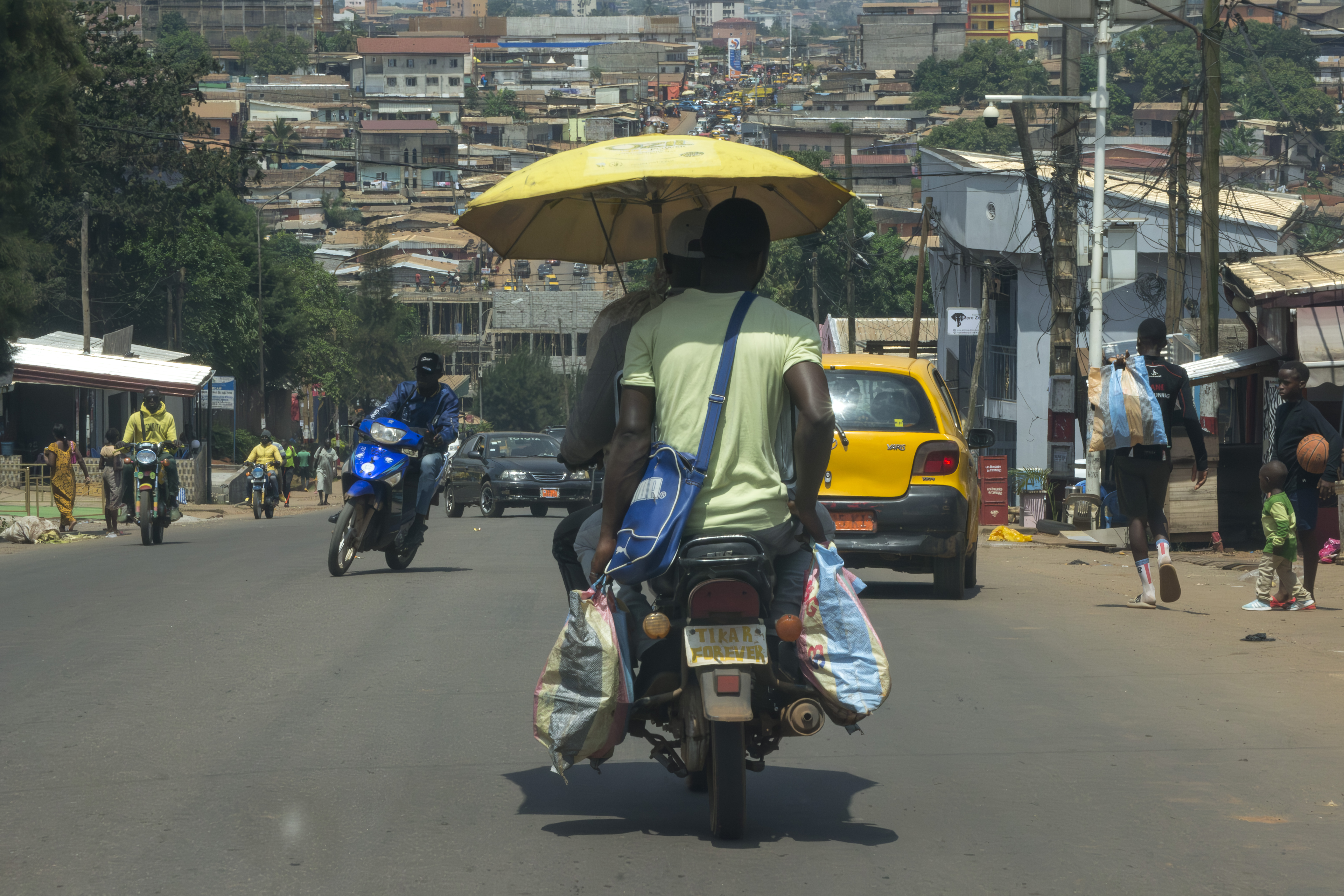 Moto-taxi à le rue à Yaounde, Cameroun