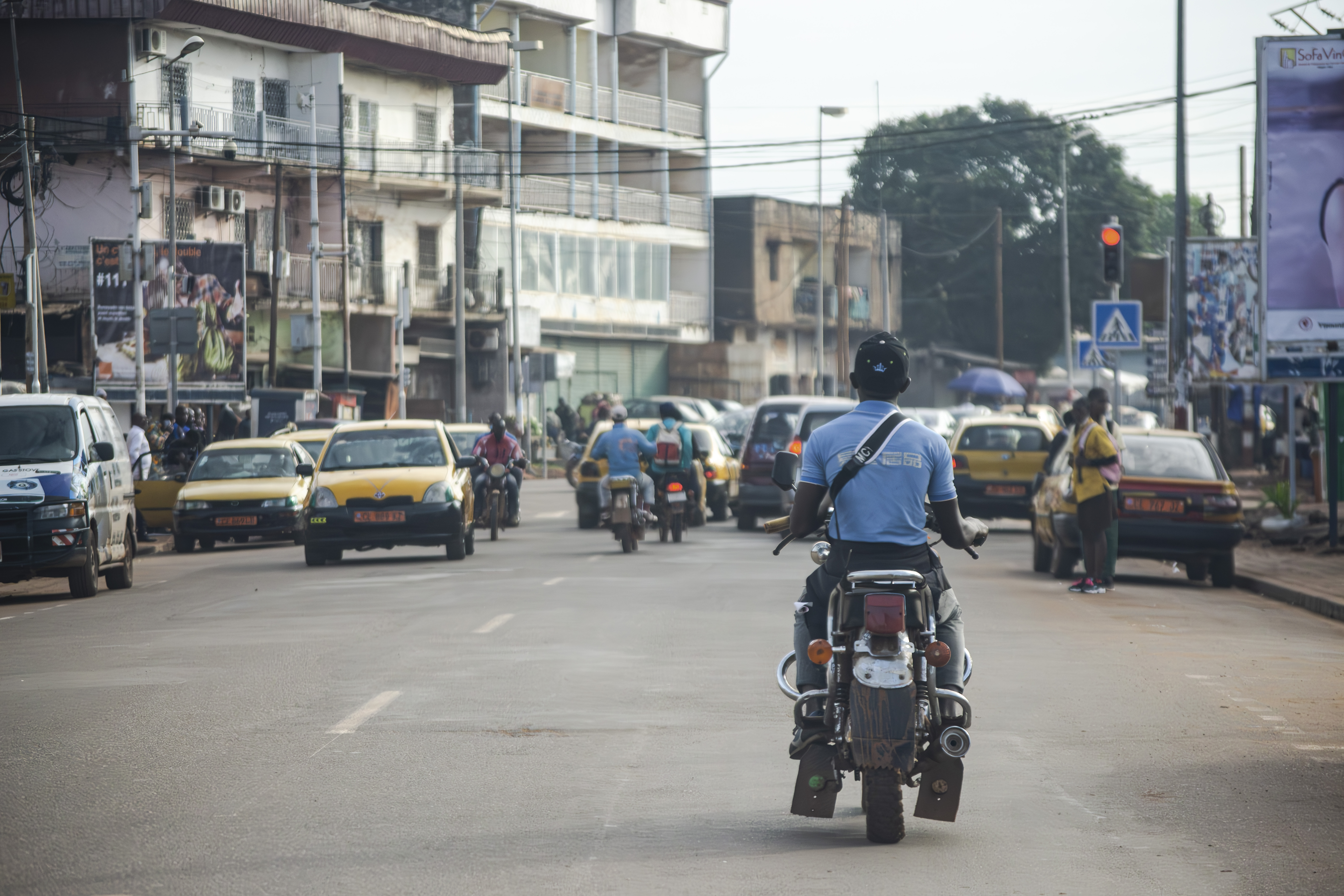 Moto-taxi sur un Yaounde rue