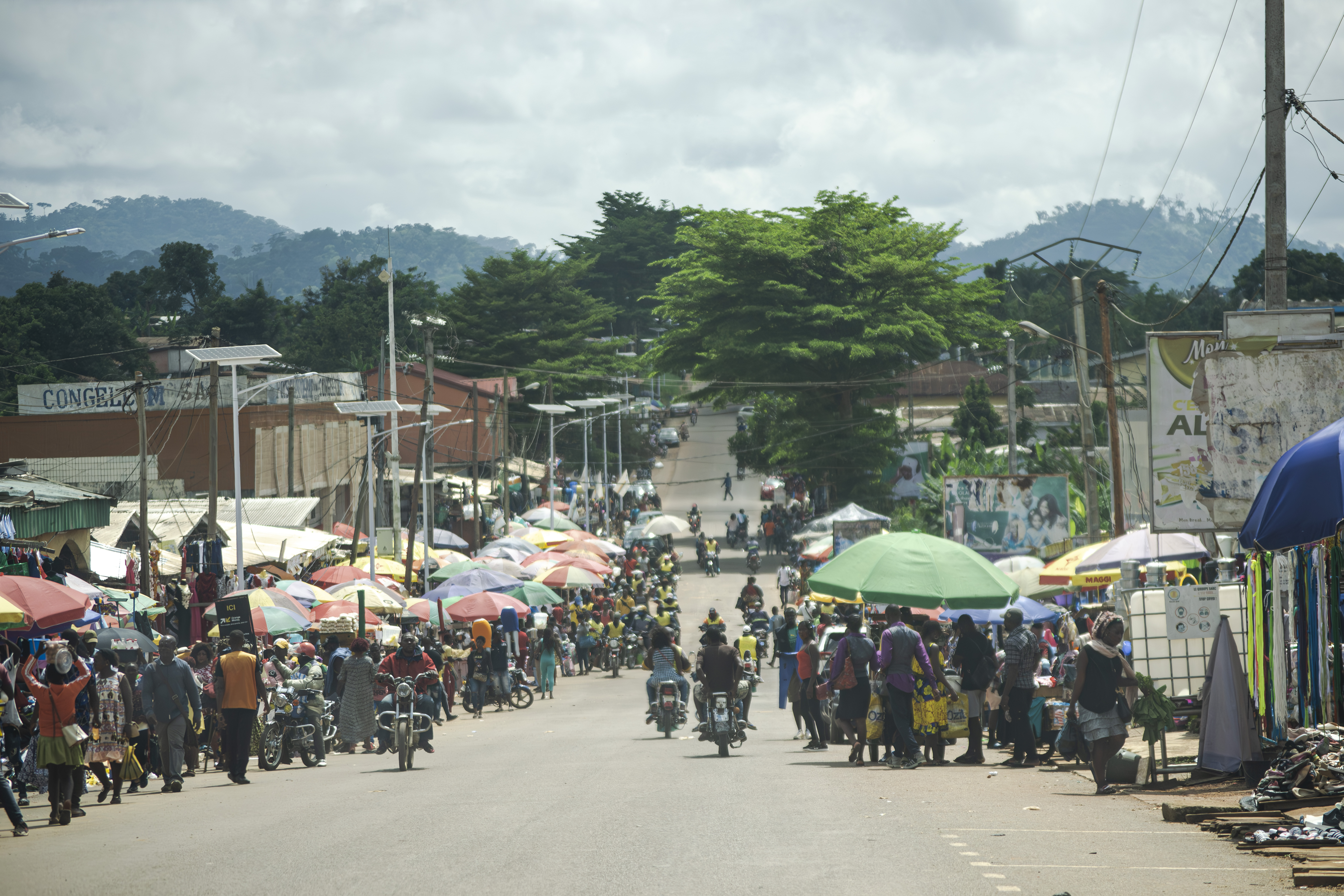 Moto-taxi Circulation à le Lac municipal marché à ebolowa, Cameroun.