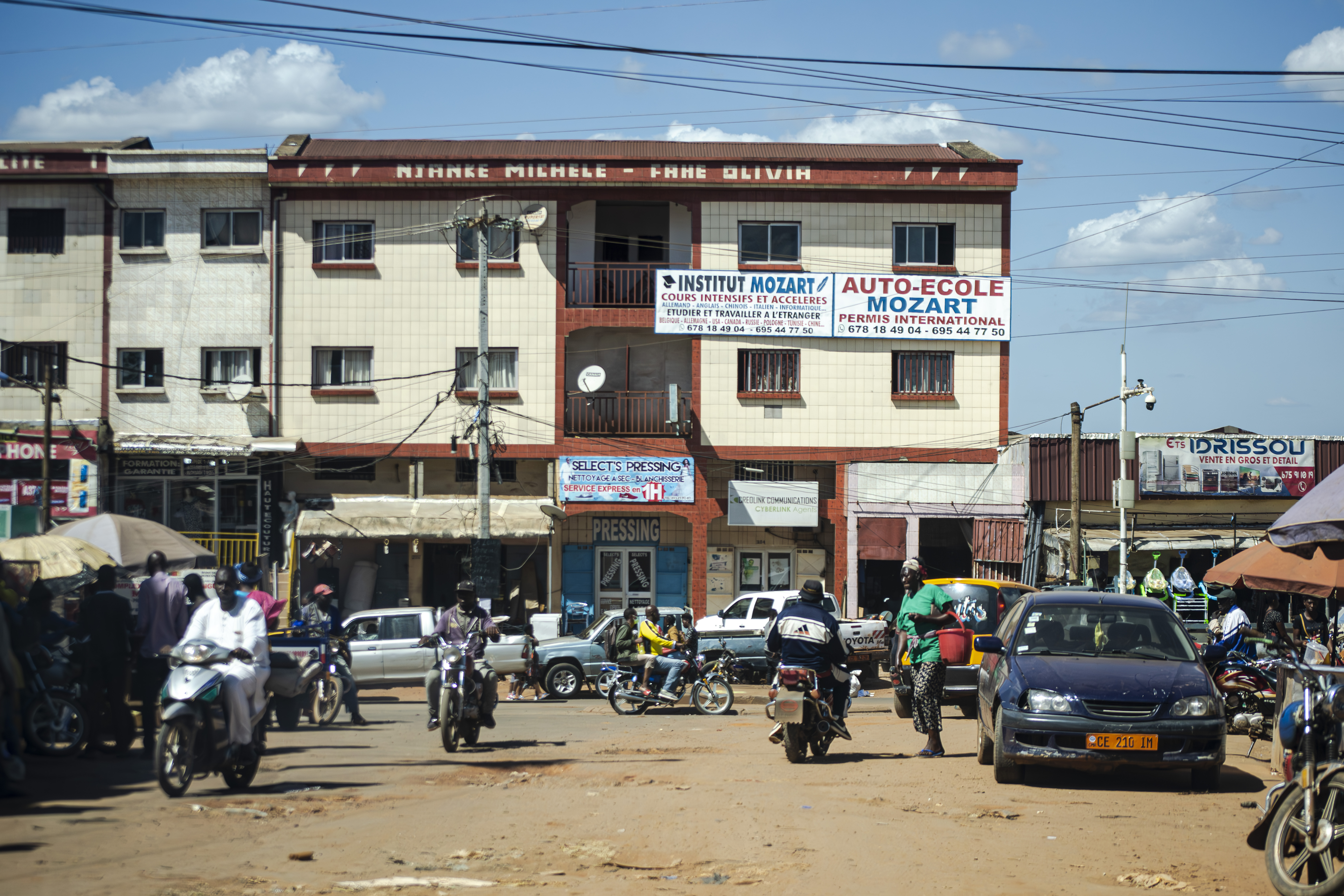 Moto-taxi Circulation sur un unsealed rue à ngousso leiu-dit carrefour hôtel le paradis à yaounde, Cameroun