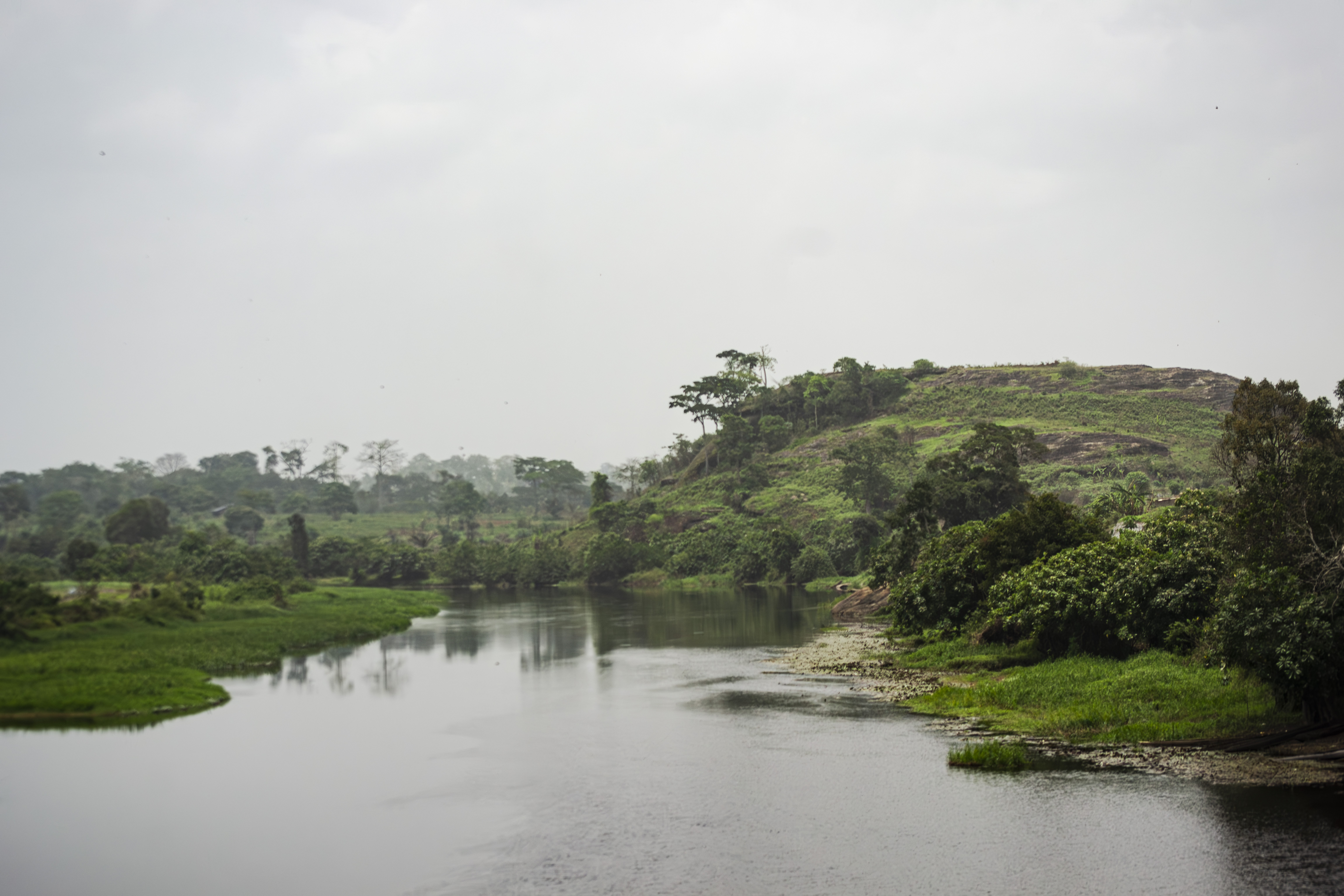 Mountain covered avec verdure sur le banks de le fleuve Nyong à le town de Mbalmayo à Cameroun