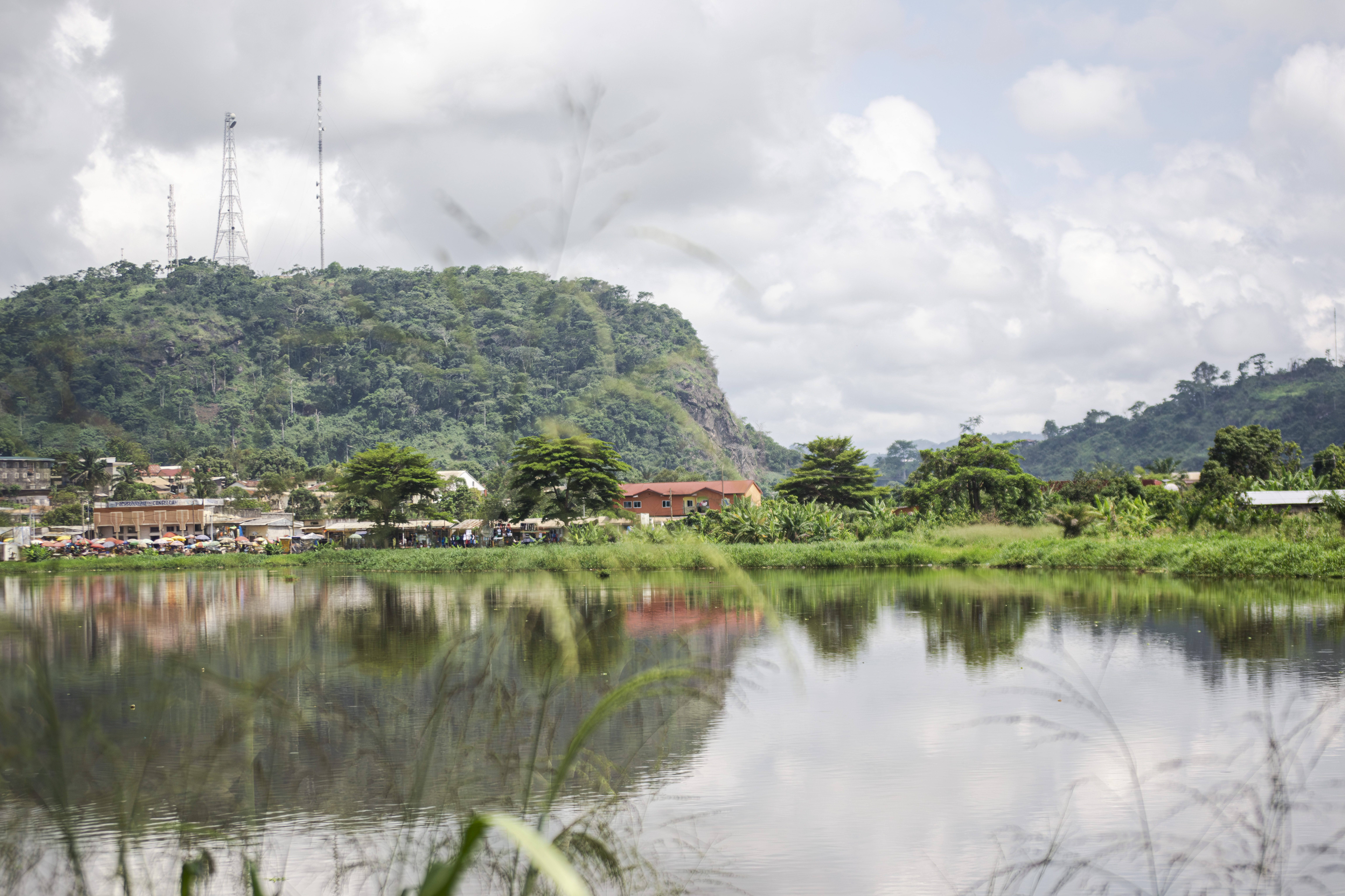 Mountain sur le edge de le Lac municipal de le city de Ebolowa à Cameroun
