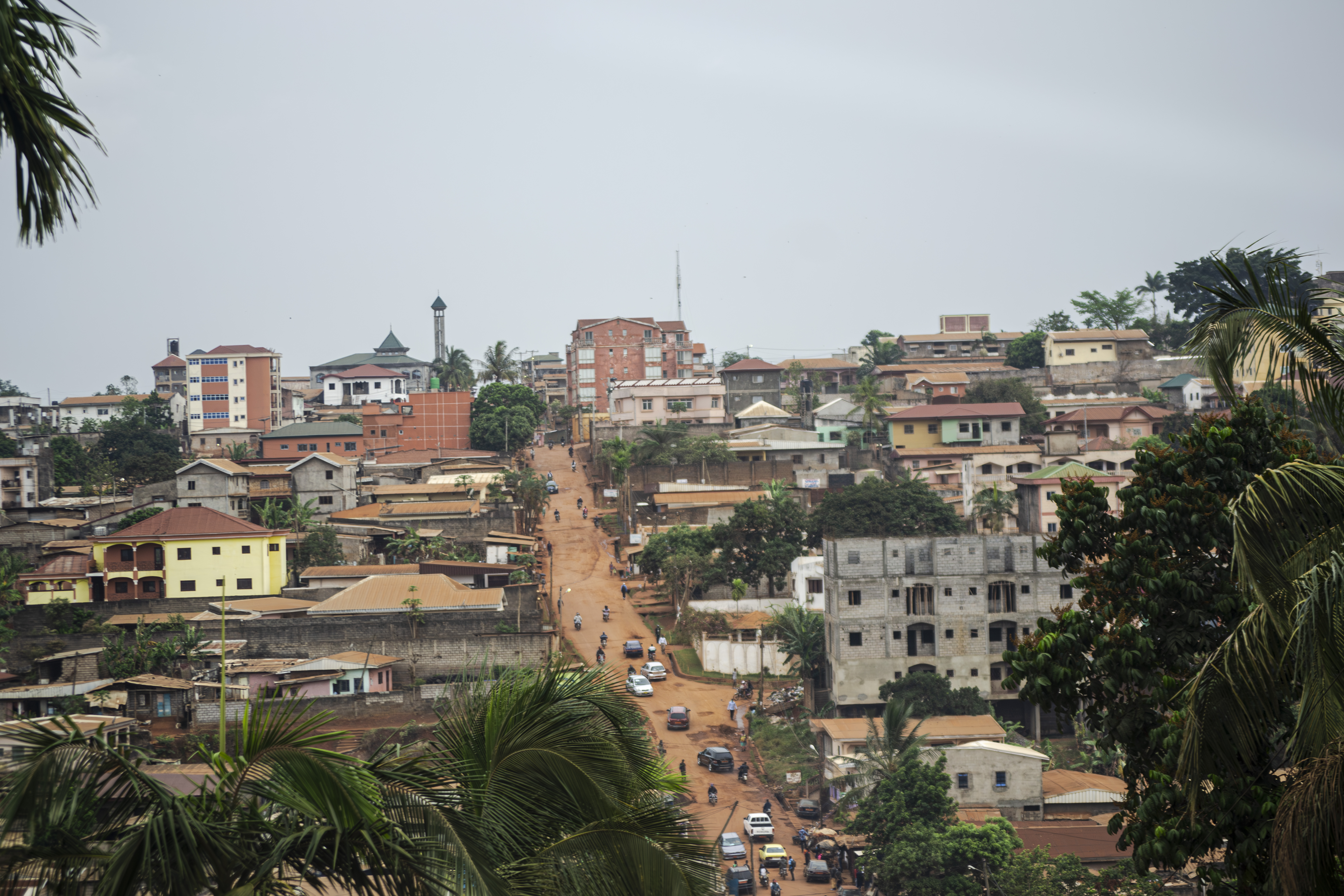 Vue aérienne panoramique de un non bitumée rue à le ngousso quartier de yaounde, Cameroun