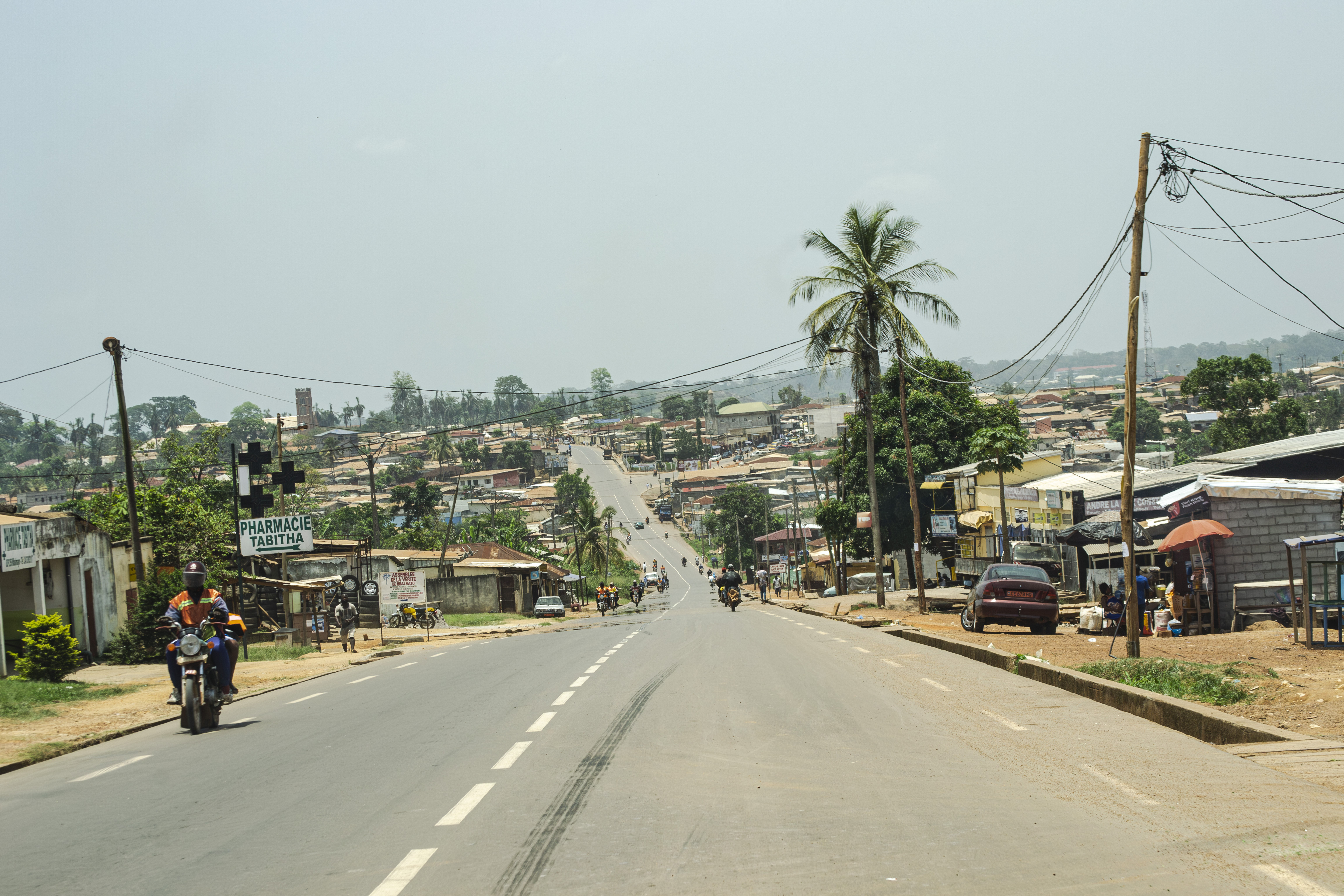 Vue panoramique de le Paysage urbain à le entrée de la ville de mbamayo à Cameroun