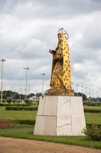 Vue de profil statue à gold paint de Notre-Dame de la Paix de yamoussoukro