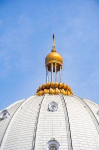 Vue de profil de le croix above le Dôme de le Basilique de Notre-Dame de la Paix à yamoussoukro