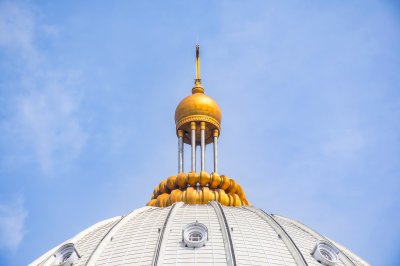 Vue de profil de le croix above le Dôme de le Basilique