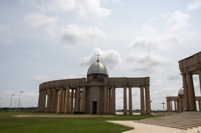 Vue de profil de le bras droit de le Basilique de Notre-Dame de la Paix