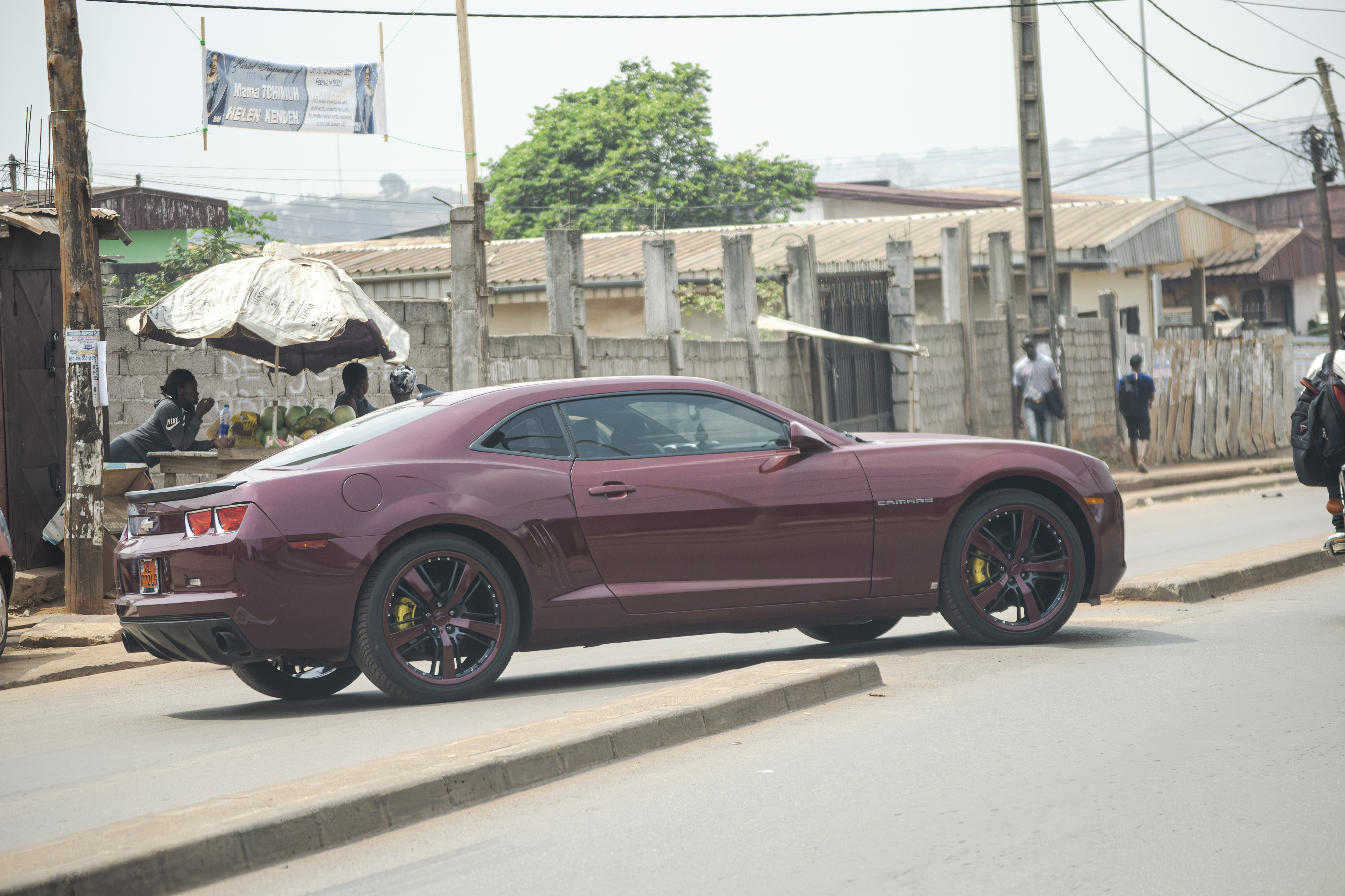 Camaro violette tournant au milieu de un rue à le acacia quartier de Yaounde