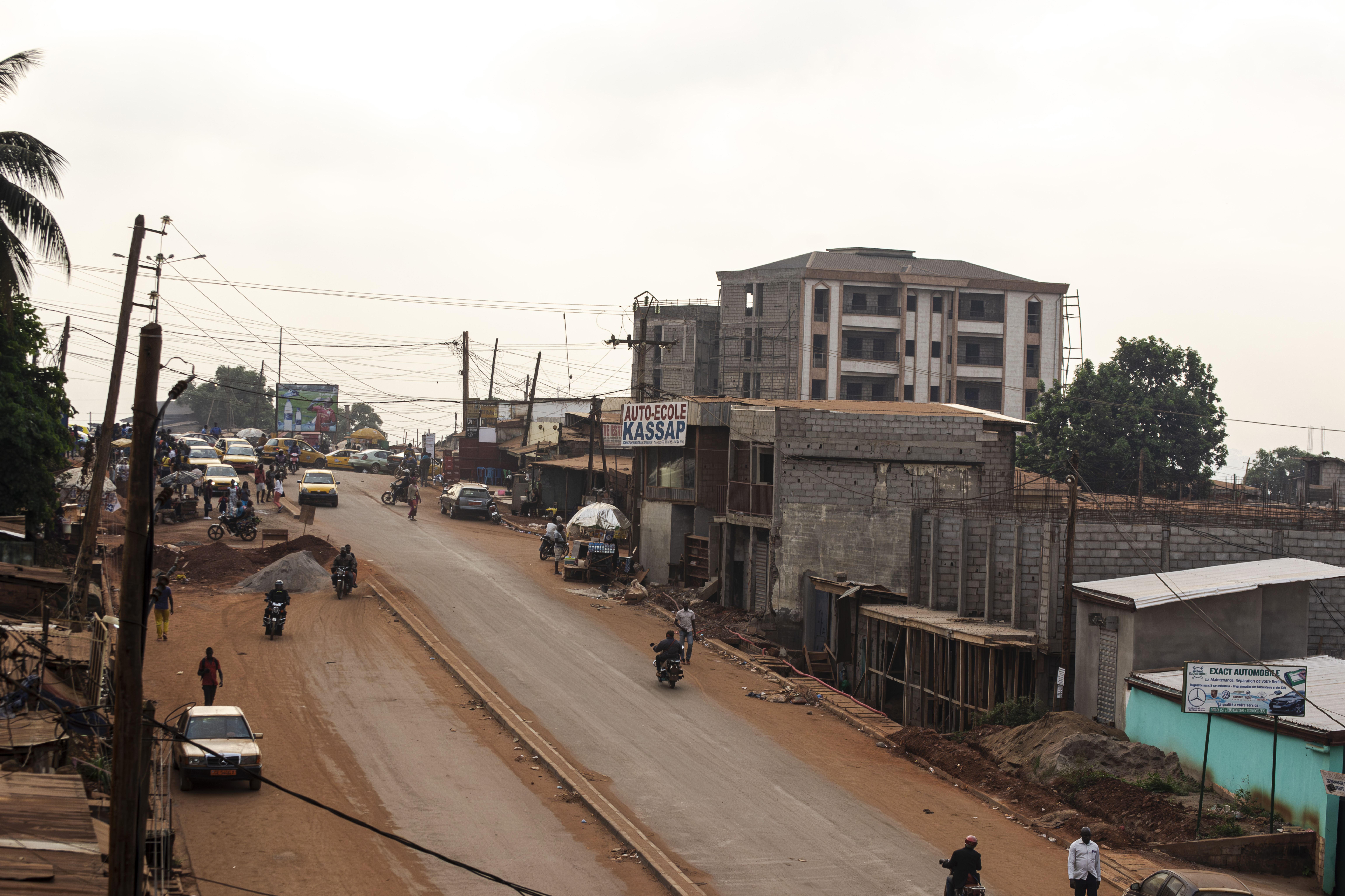 Vue arrière de un poussiéreuse rue à le mimboman quartier de yaounde