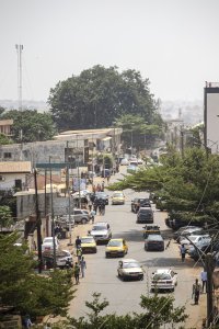Vue arrière de Circulation urbaine sur un rue à Yaounde