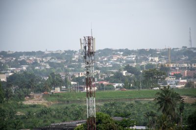 Antenne relais avec Paysage urbain à le background
