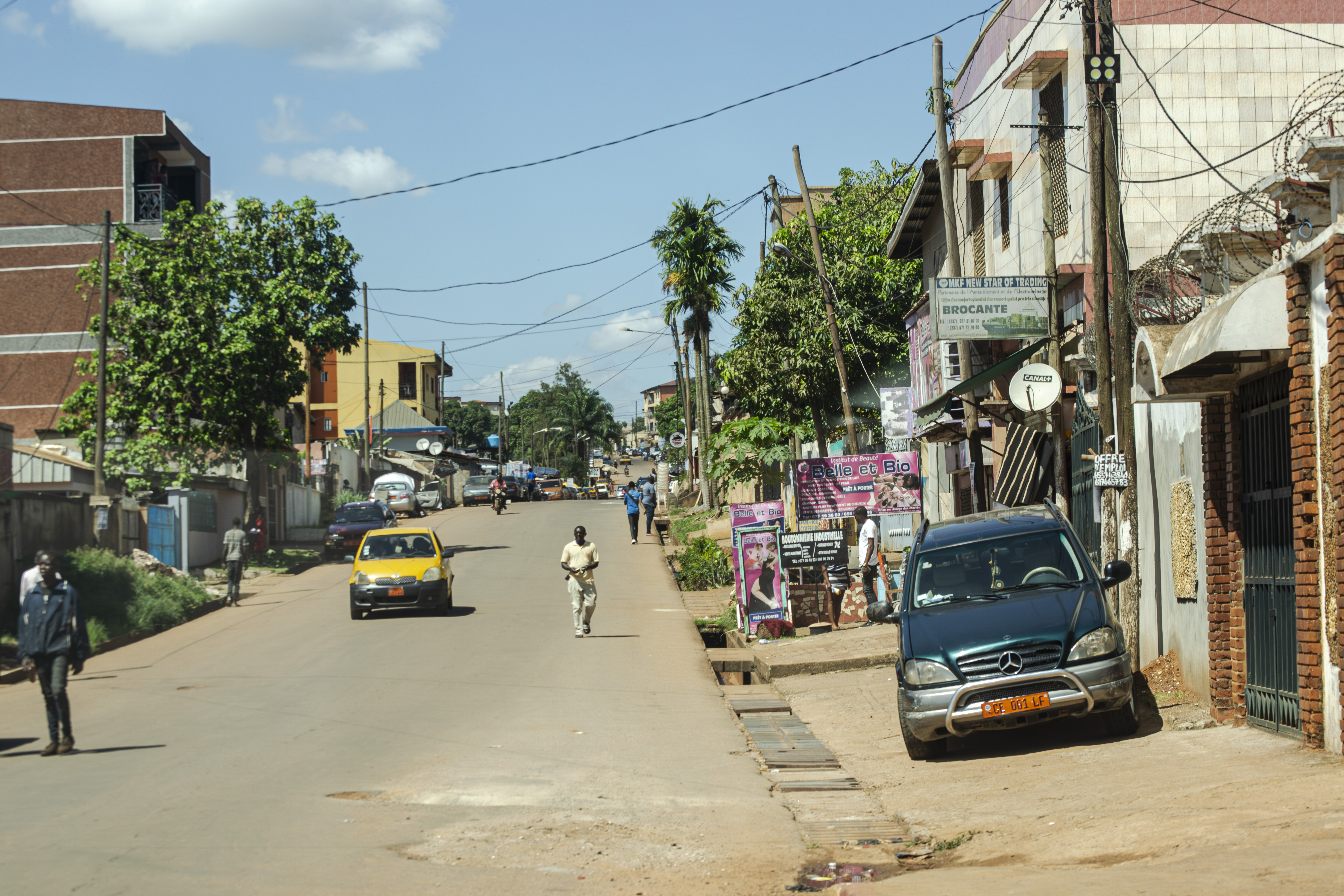 Rue de le essos quartier à un lieu-dit camps sonel à Yaounde, Cameroun