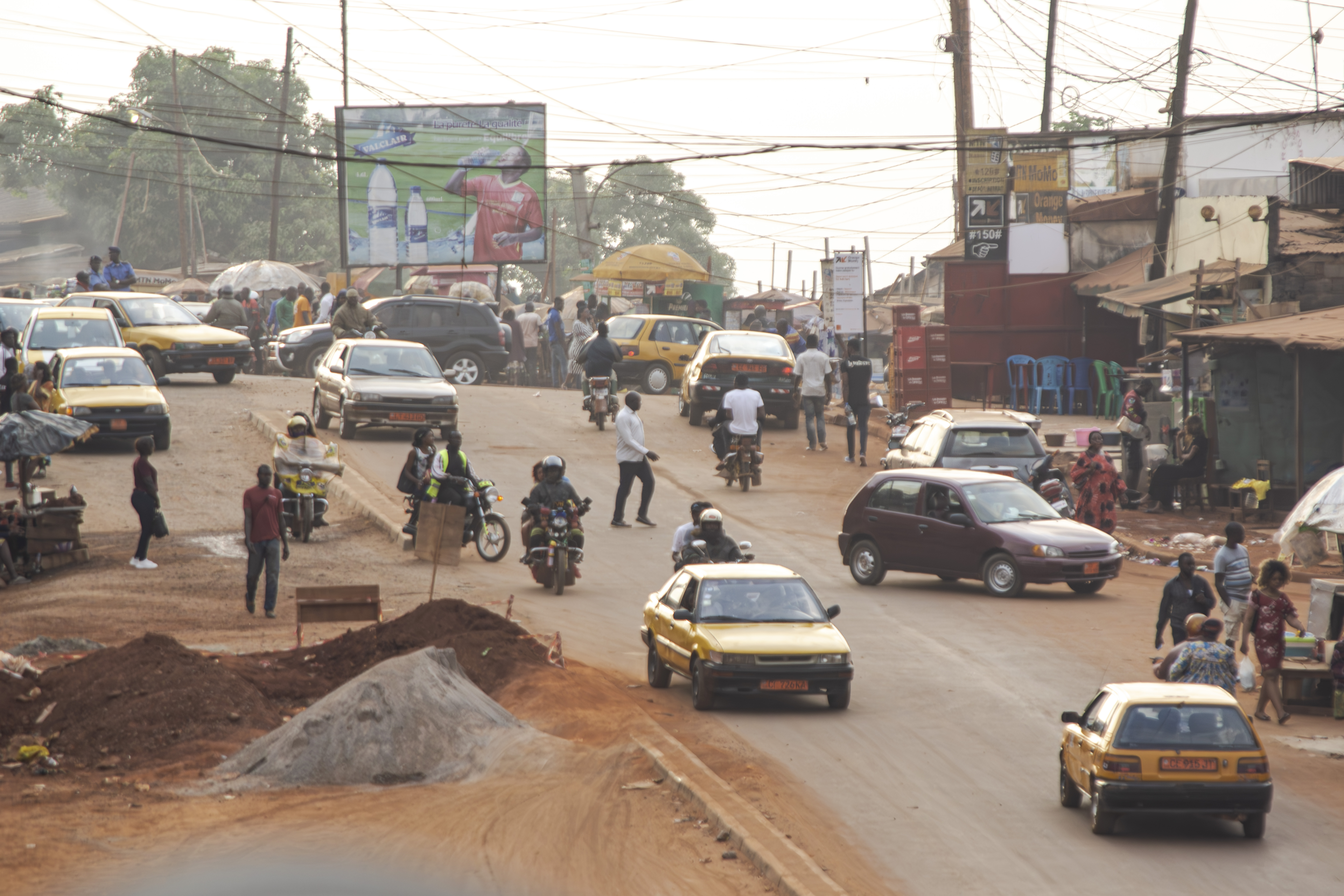 Scène de rue sur un road sous construction à yaounde à Cameroun