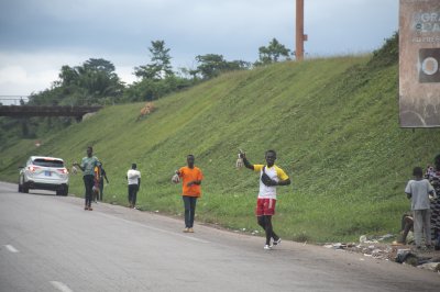 Vendeurs de rue le long de l'autoroute à Côte d'Ivoire