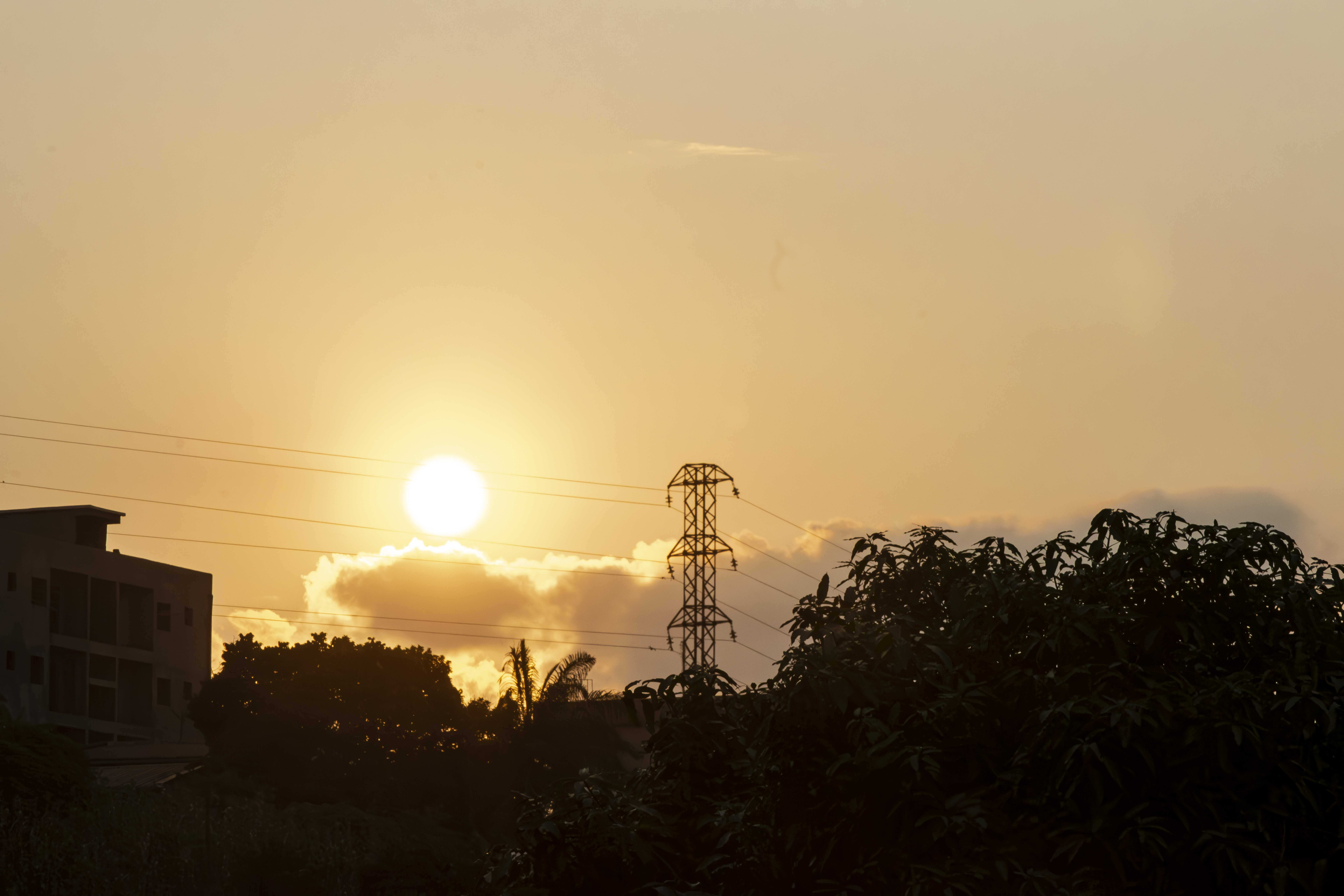 Soleil dans les nuages de un coucher de soleil 02
