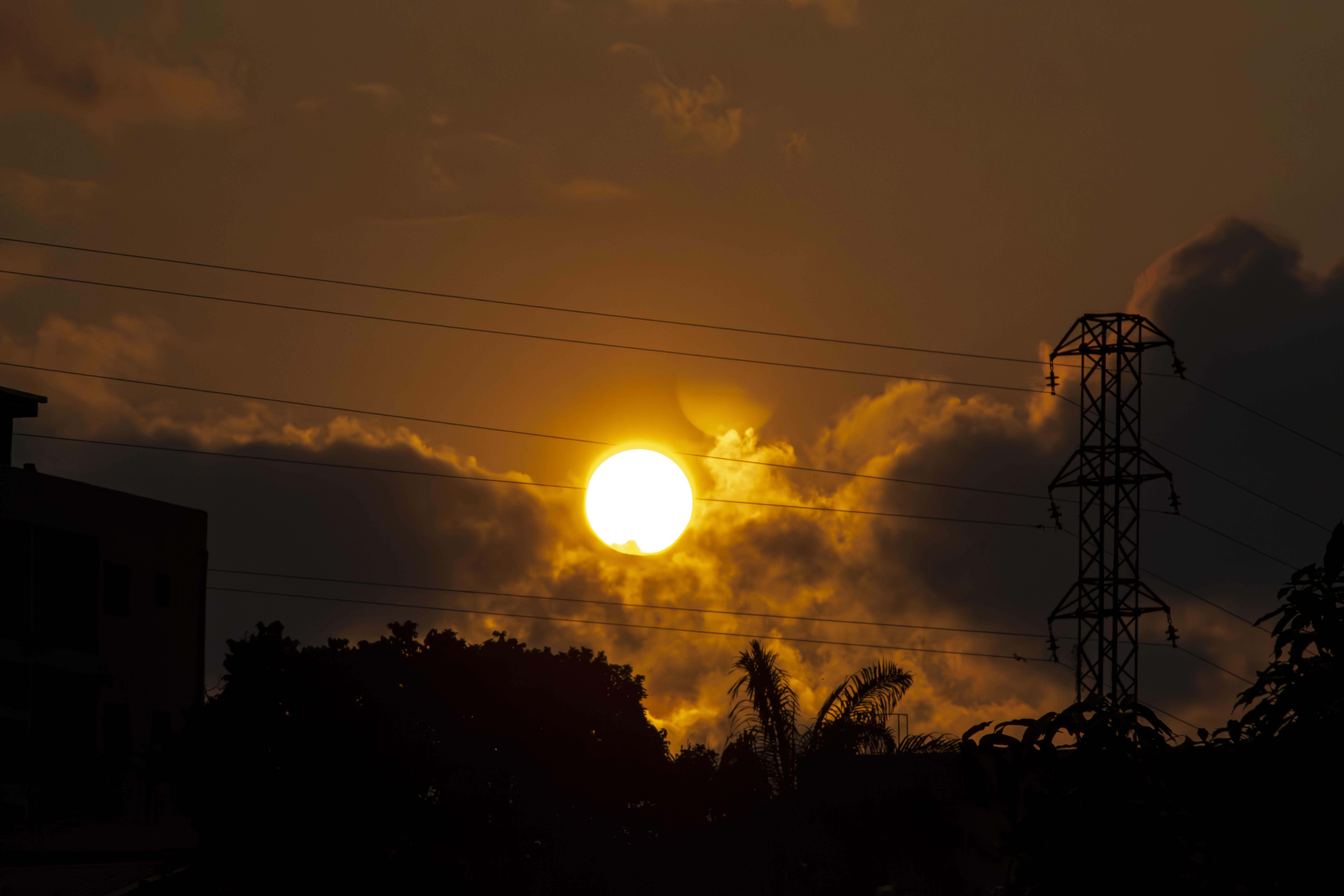 Soleil dans les nuages de un coucher de soleil 04