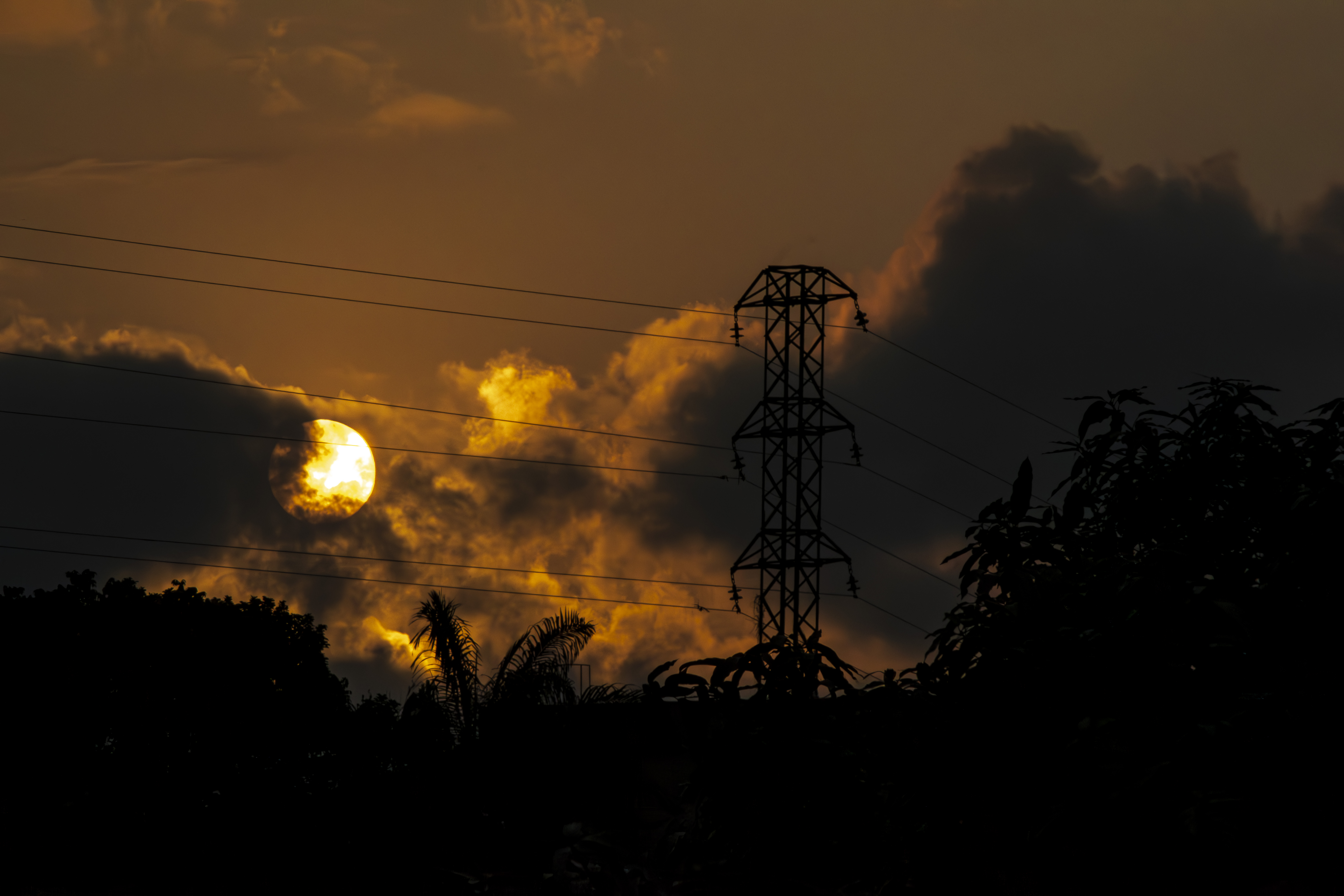 Soleil dans les nuages de un coucher de soleil 05